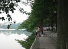 IMG 0674  Unge slapper af i park området ved Hoan Kiem søen - Hanoi
